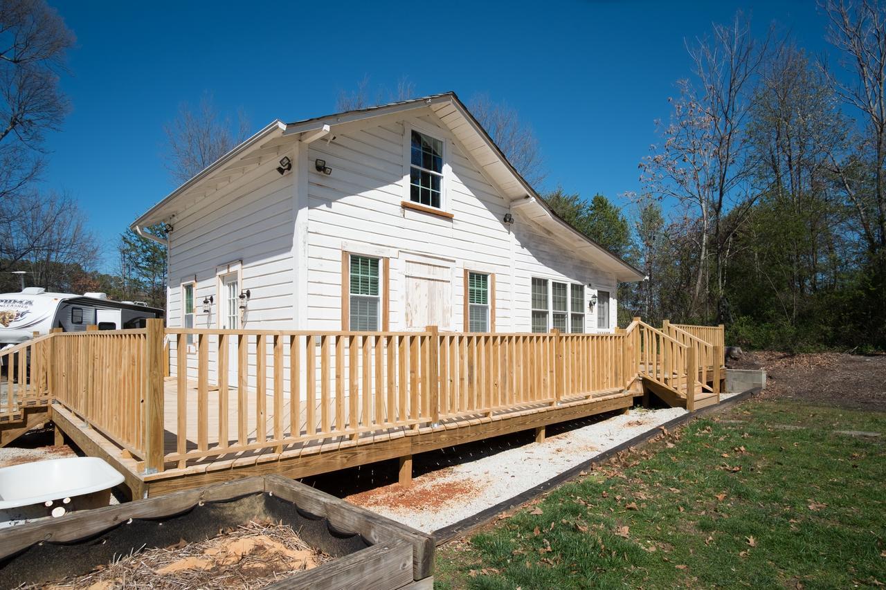 Swamp Rabbit Inn Травълърс Рест Екстериор снимка